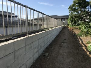 豊田市 地境の外構工事 ブロック積とフェンス取り付け