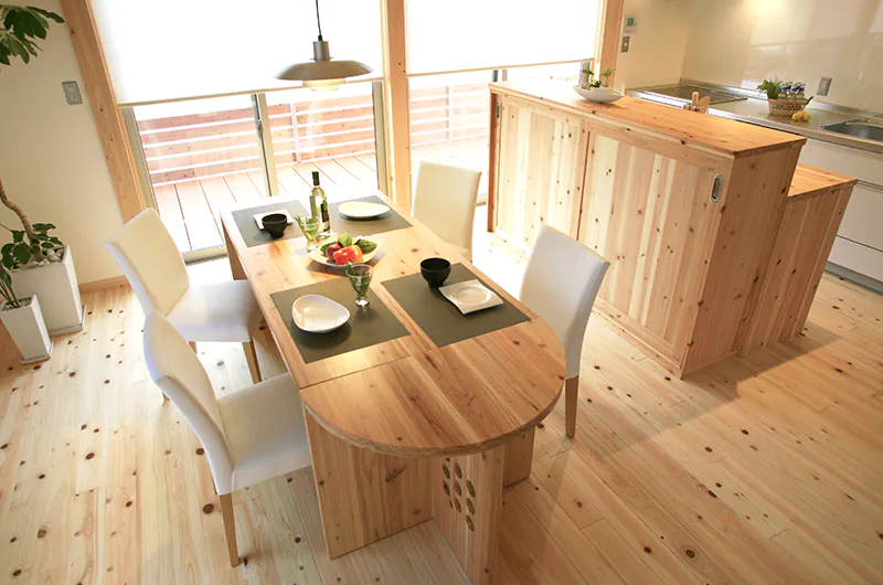雨楽な家･3×5 杉のダイニングテーブルとキッチン作業台