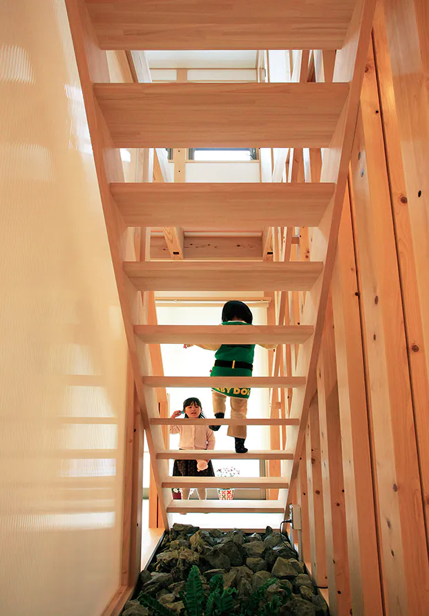 階段で子供が遊ぶ写真
