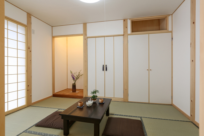 漆喰、4寸角桧柱無垢材の家