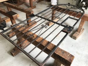 安城市 リフォームでアンティークなドアを取り付け