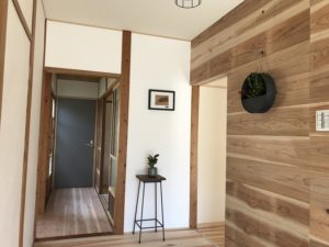 豊田市の平屋建てリノベーション　無垢材を使ったおしゃれな廊下と壁