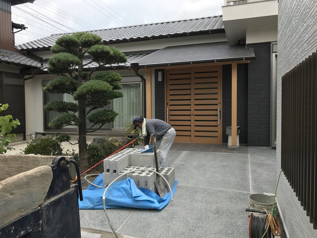 外構工事、門の工事着手します