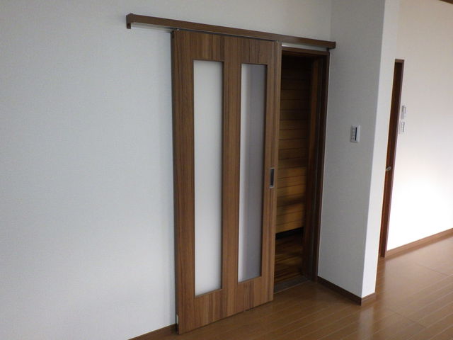 洋室入口　開戸から引き戸へリフォーム