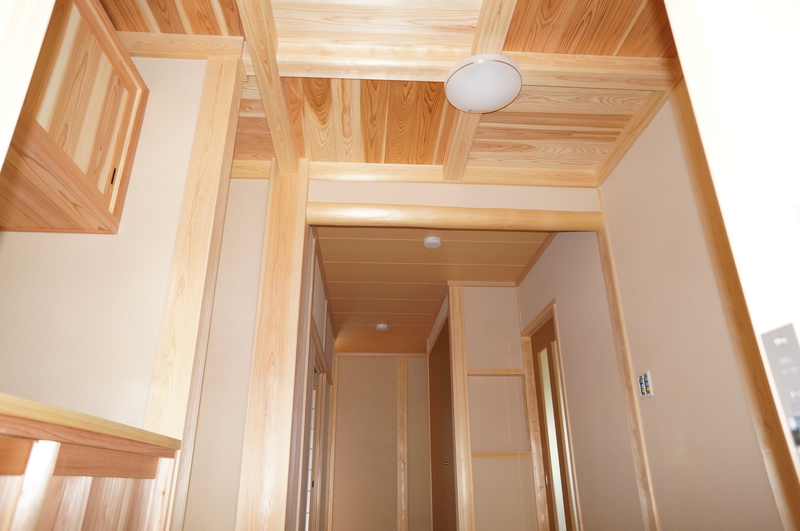 いぶし瓦に化粧垂木の霧除け､落ち着いた和風のお家ができました