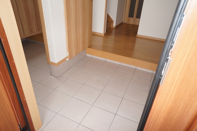 木造2階建　片流れ屋根新築