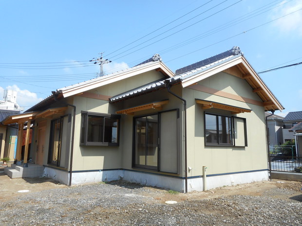 いぶし瓦に化粧垂木の霧除け､落ち着いた和風のお家ができました