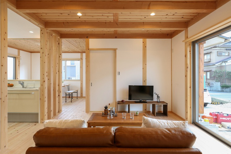 漆喰、4寸角桧柱無垢材の家