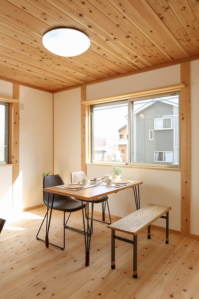 漆喰、4寸角桧柱無垢材の家