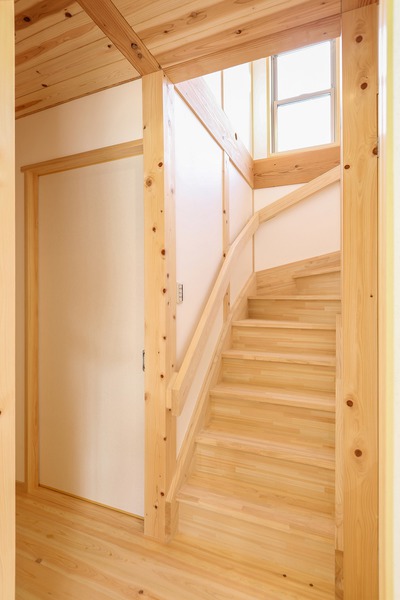 漆喰、4寸角桧柱無垢材の家