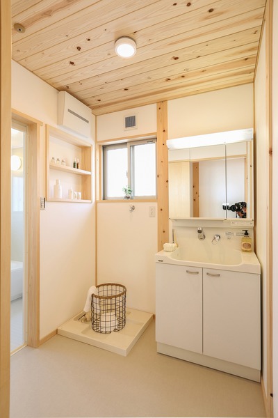 漆喰、4寸角桧柱無垢材の家