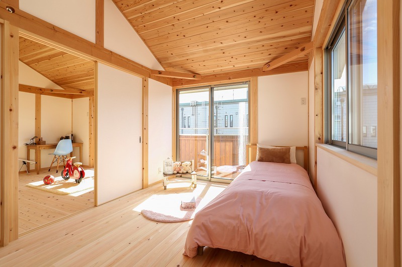 漆喰、4寸角桧柱無垢材の家