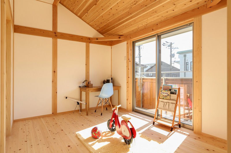 漆喰、4寸角桧柱無垢材の家