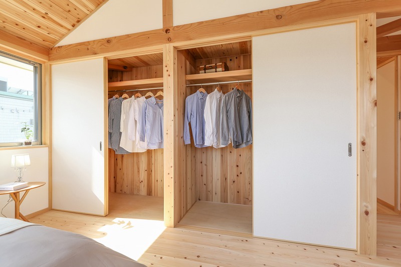 漆喰、4寸角桧柱無垢材の家