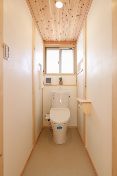 漆喰、4寸角桧柱無垢材の家