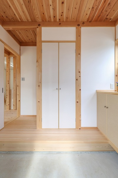 漆喰、4寸角桧柱無垢材の家