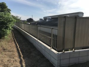 豊田市 地境の外構工事 ブロック積とフェンス取り付け