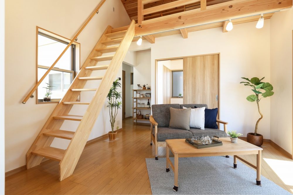 ロフトのある小さい平屋建の家