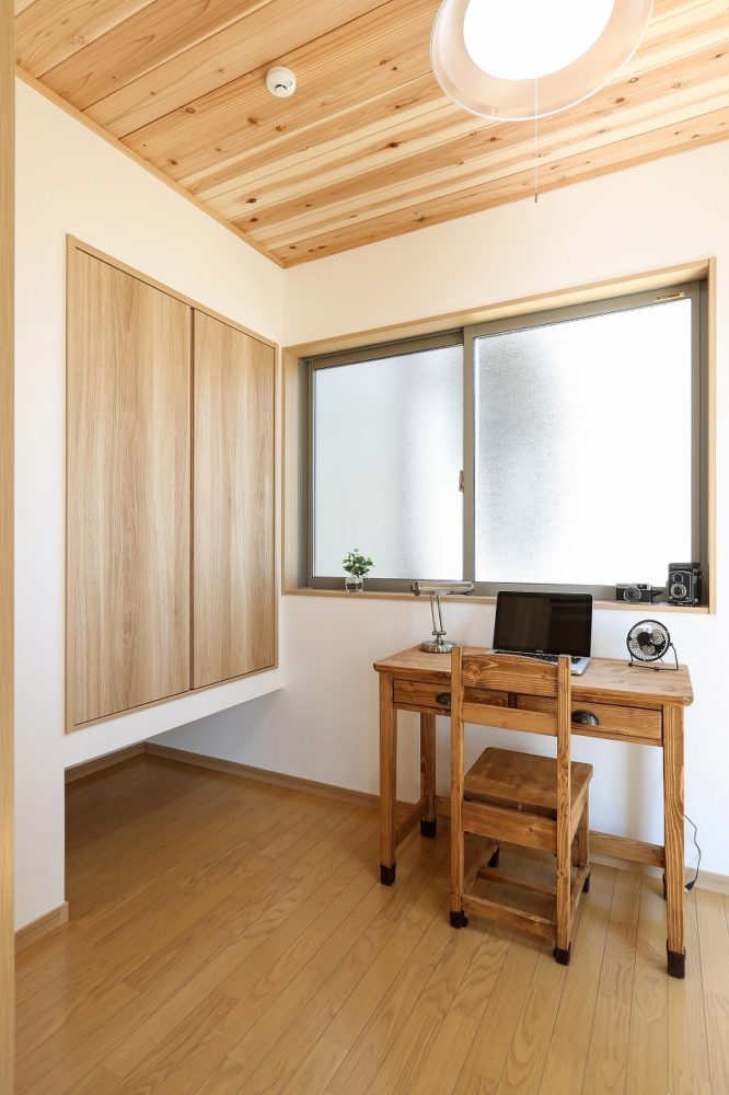 ロフトのある小さい平屋建の家