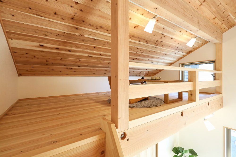 ロフトのある小さい平屋建の家