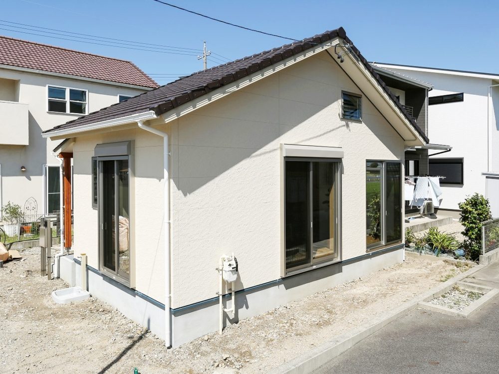 ロフトのある小さい平屋建の家
