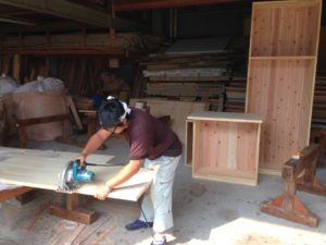 大工さんによる特注家具の加工状況
