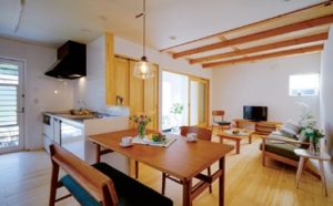 キッチンとダイニングテーブルを直線に配置して配膳や片付けを楽に