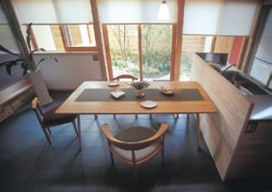 無垢の木とステンレス、床のタイルの組合せが印象的な空間