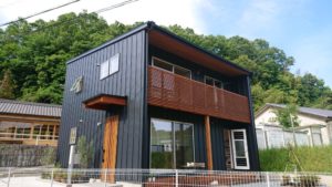 深い軒の出が夏の日差しを和らげます