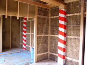 竹の小舞に土を両面塗った荒壁の家　調質効果があり夏は快適です。