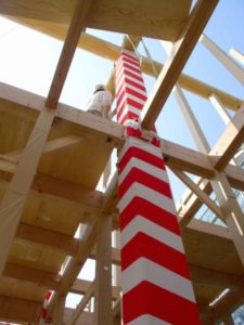 大黒柱を紅白幕で化粧巻き