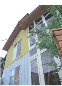 白いサッシとレモン色の外壁で爽やかに