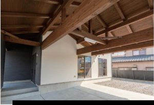 たくましい梁を見上げるガレージスペース