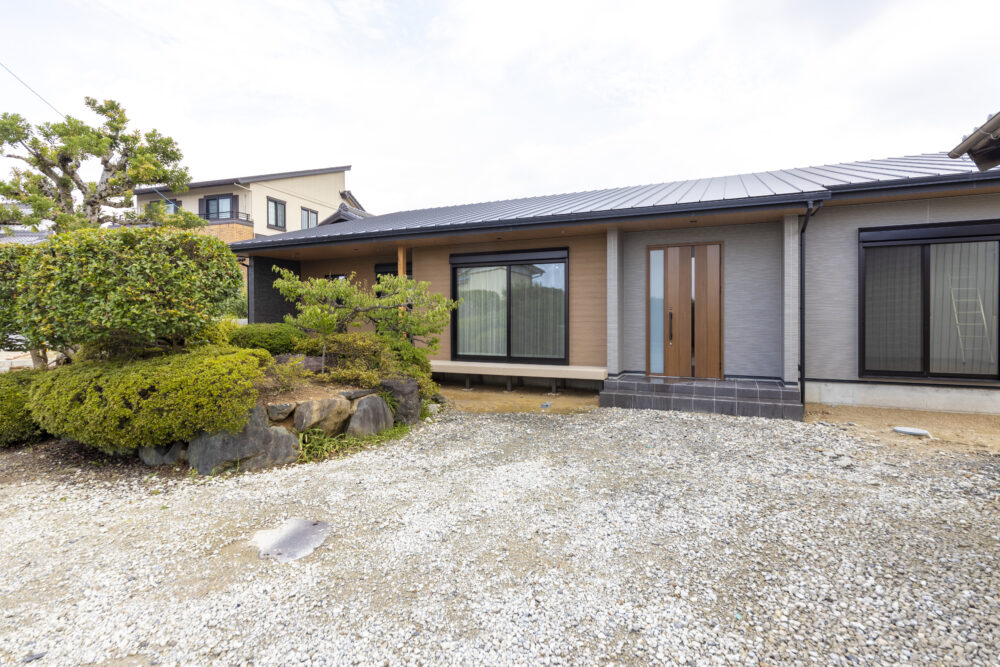 解放感のある斜め天井の広々リビングの家