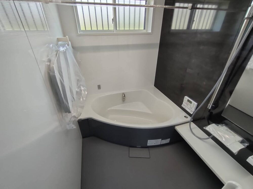 解放感のある斜め天井の広々リビングの家