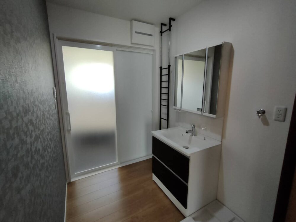 解放感のある斜め天井の広々リビングの家