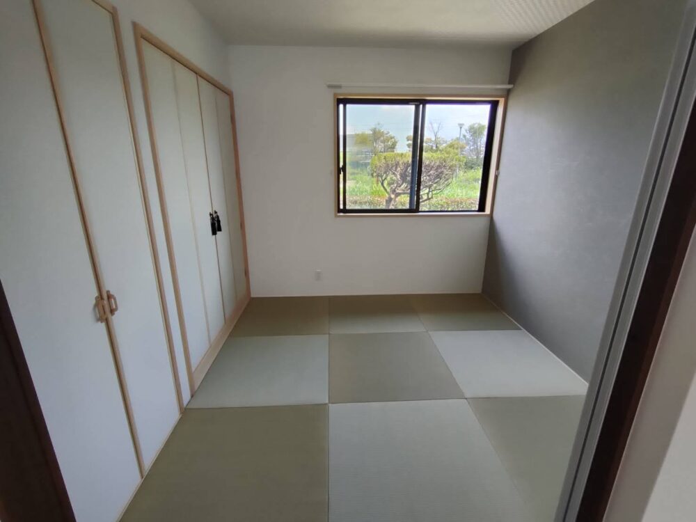 解放感のある斜め天井の広々リビングの家