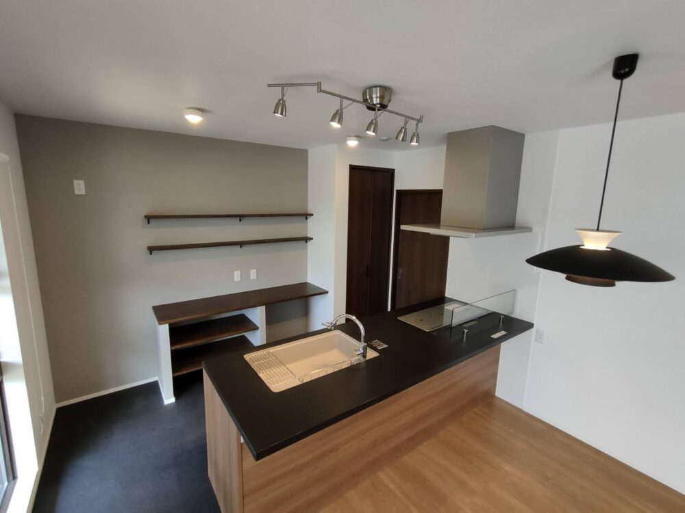 解放感のある斜め天井の広々リビングの家