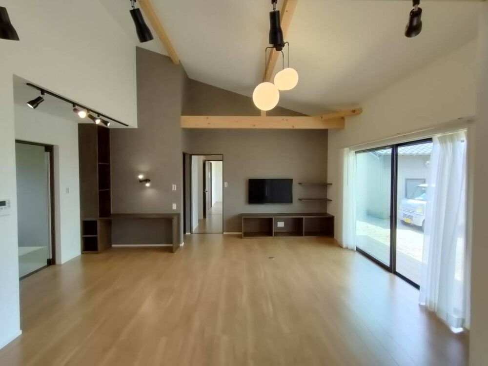 解放感のある斜め天井の広々リビングの家