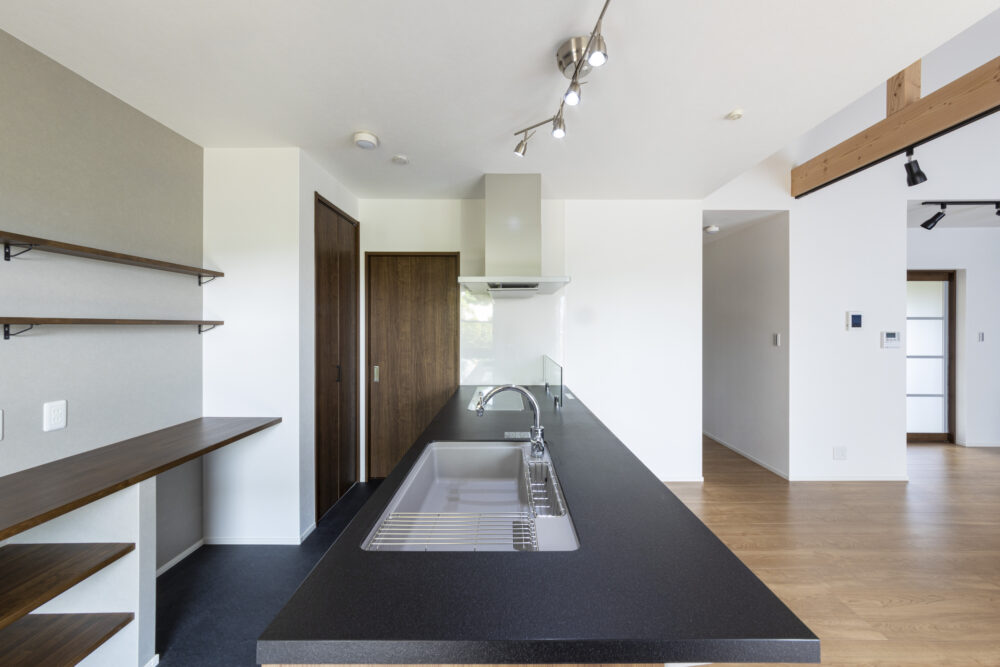 解放感のある斜め天井の広々リビングの家