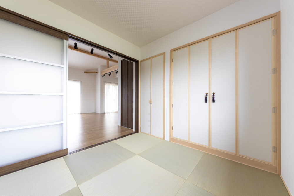 解放感のある斜め天井の広々リビングの家