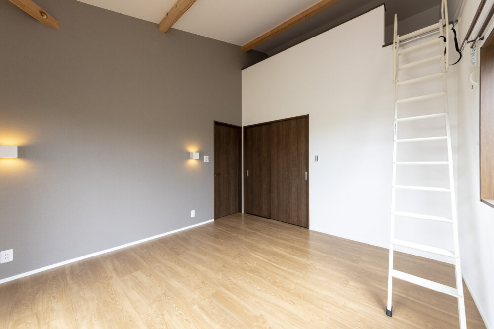 解放感のある斜め天井の広々リビングの家