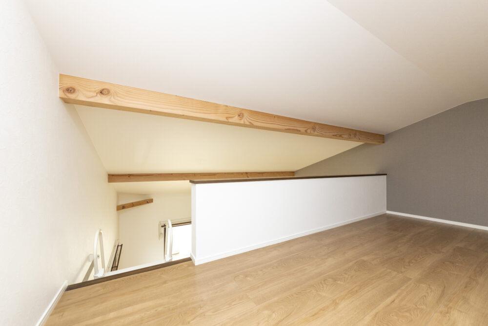 解放感のある斜め天井の広々リビングの家