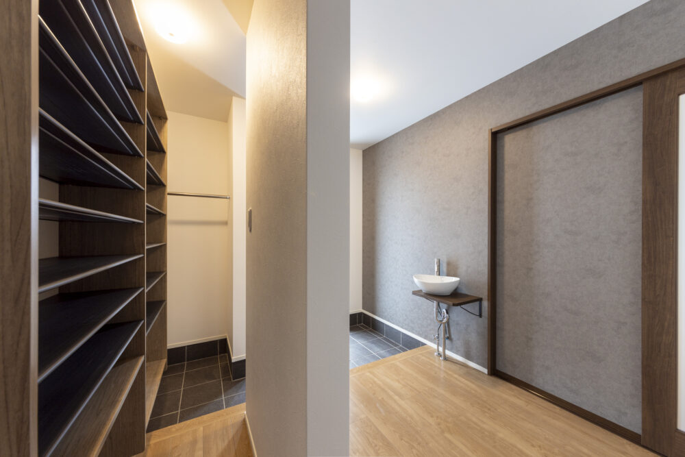 解放感のある斜め天井の広々リビングの家