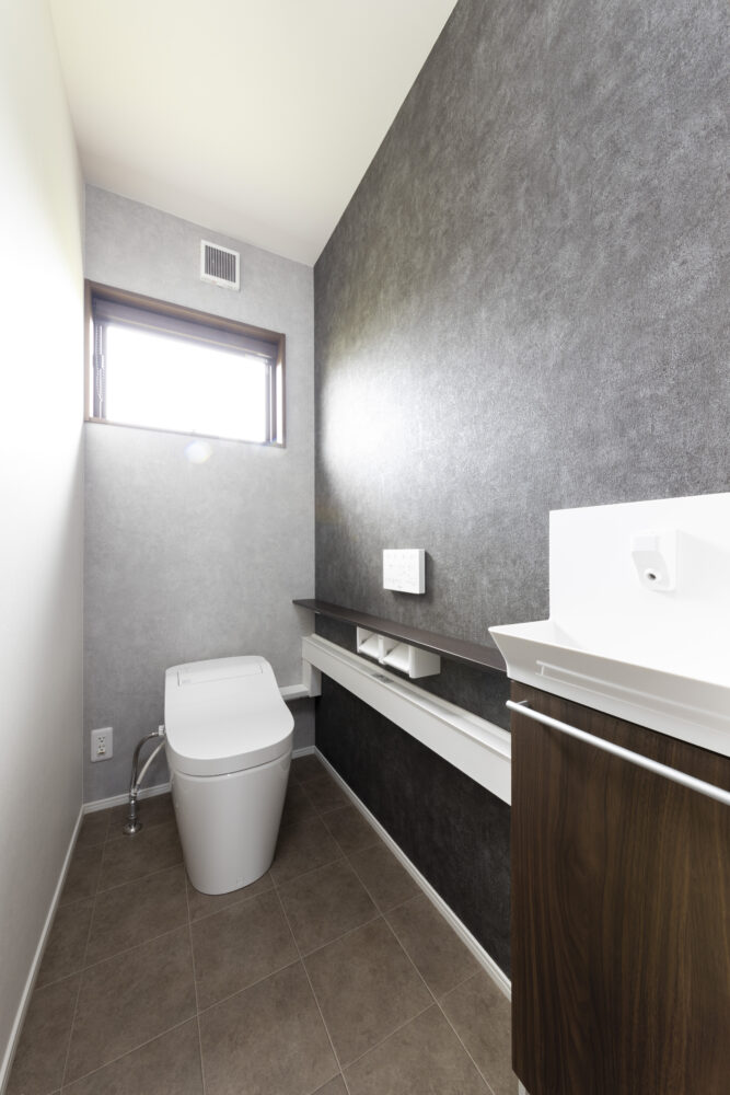 解放感のある斜め天井の広々リビングの家