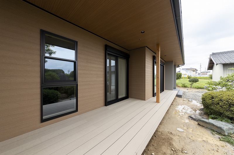 解放感のある斜め天井の広々リビングの家