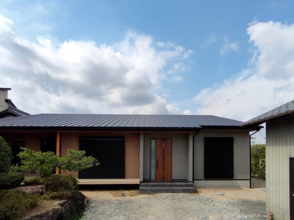 解放感のある斜め天井の広々リビングの家