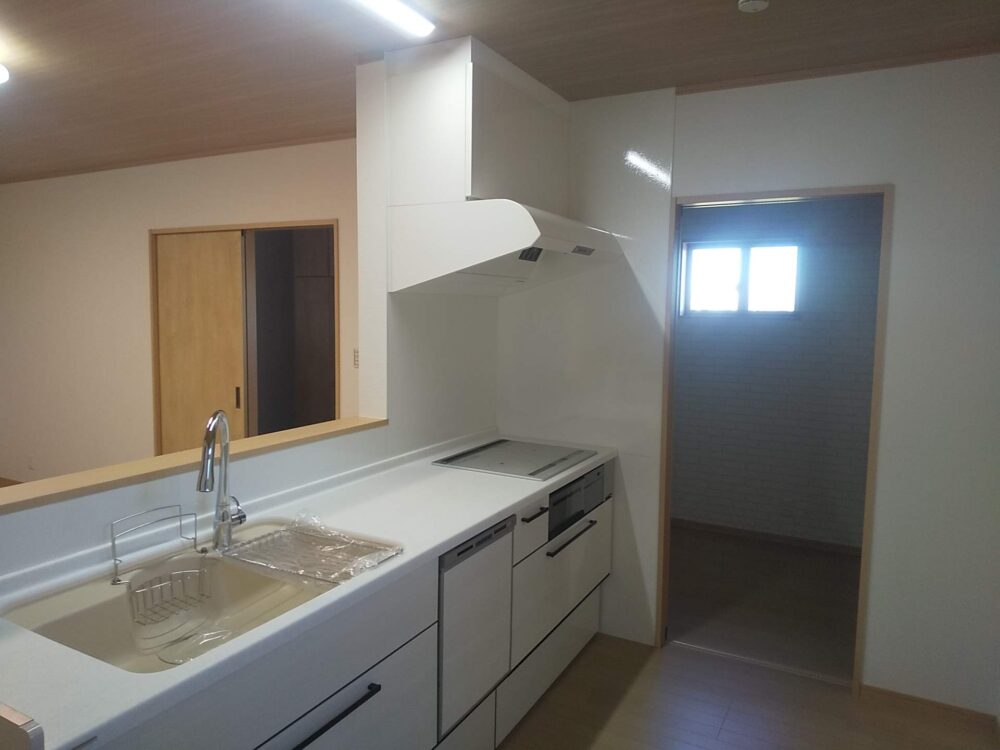 キッチンから玄関からどちらからも続く広い収納がある家