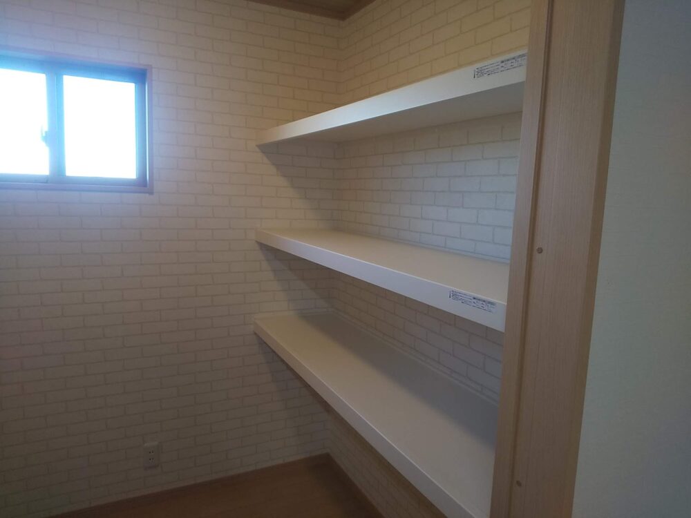 キッチンから玄関からどちらからも続く広い収納がある家
