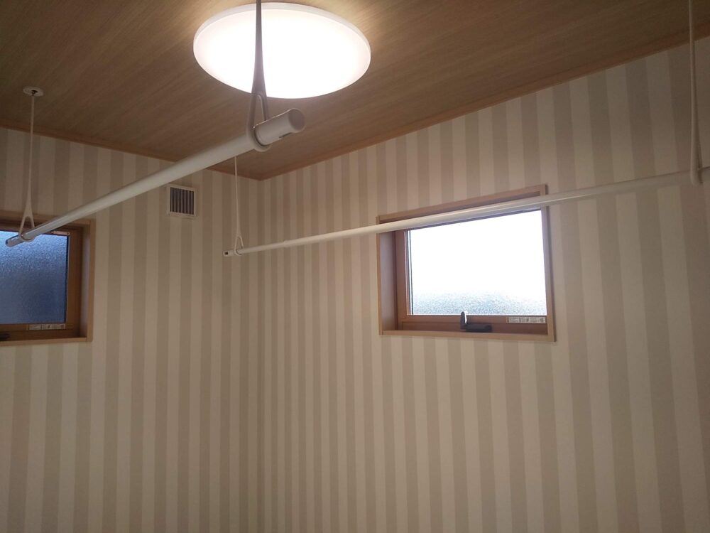 キッチンから玄関からどちらからも続く広い収納がある家